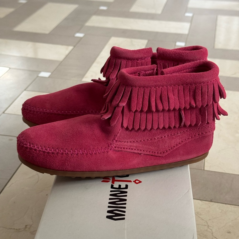 Minnetonka girls shoe. Never worn size 3